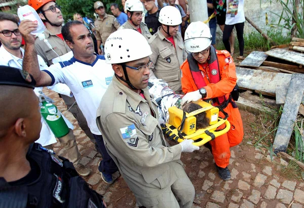 Criança é resgatada com vida após desabamento de prédios no Rio