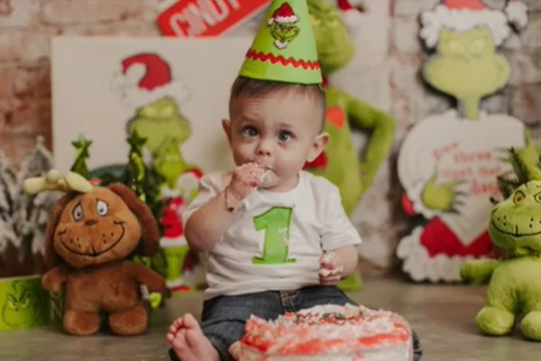 Menino come bolo de aniversário de 1 ano - Metrópoles