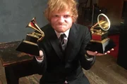 Ed Sheeran posa com seus prêmios Ed Sheeran posa com seus prêmios