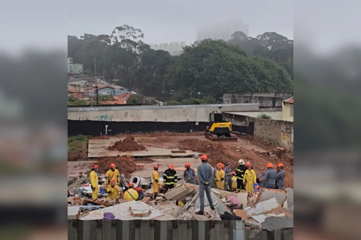 Segundo a Defesa Civil, 3 imóveis próximos foram interditados e passarão por uma nova avaliação técnica neste domingo (16/8) Segundo a Defesa Civil, 3 imóveis próximos foram interditados e passarão por uma nova avaliação técnica neste domingo (16/8)