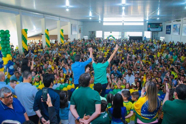 Imagem colorida de Bolsonaro e Lissauer Vieira em palanque de Rio Verde