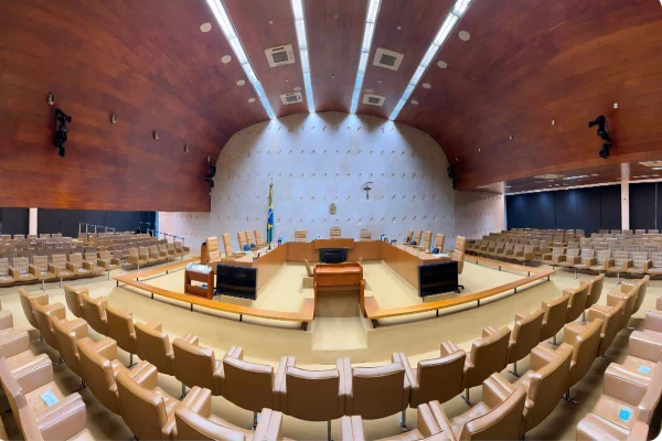O plenário do STF, uma joia brasileira de madeira e mármore