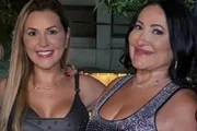 Deolane Bezerra e a mãe, Solange, posam para as redes sociais Deolane Bezerra e a mãe, Solange, posam para as redes sociais