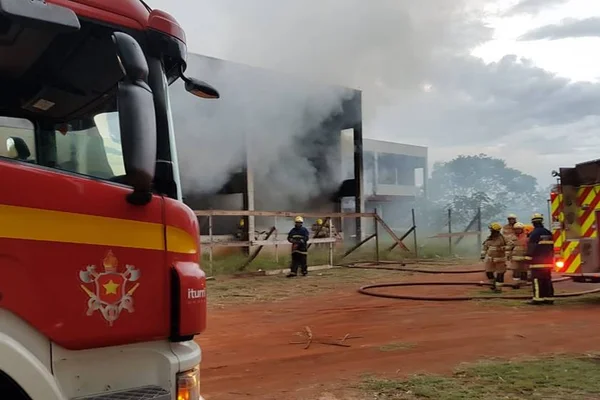 Incêndio em prédio da UnB mobiliza bombeiros