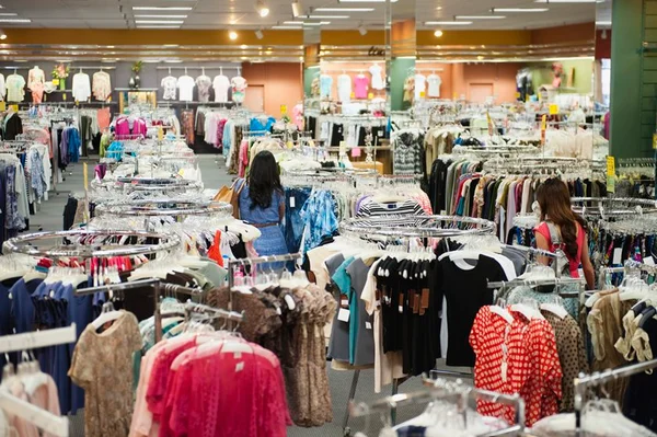 Estudo alerta para os impactos ambientais do fast fashion