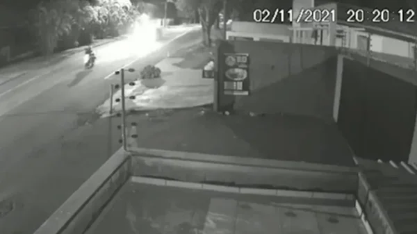 Vídeo: motorista bêbado é preso depois de acidente que deixou mulher e criança feridos
