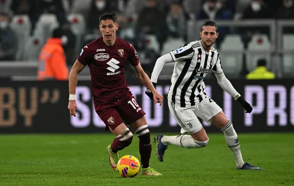 Jogadores em campo na partida entre Juventus e Torino pelo Campeonato Italiano