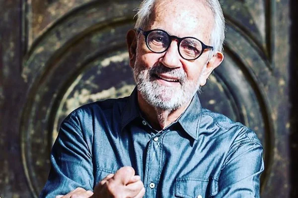 Paulo José, 82 anos, aparece debilitado em foto postada por filha