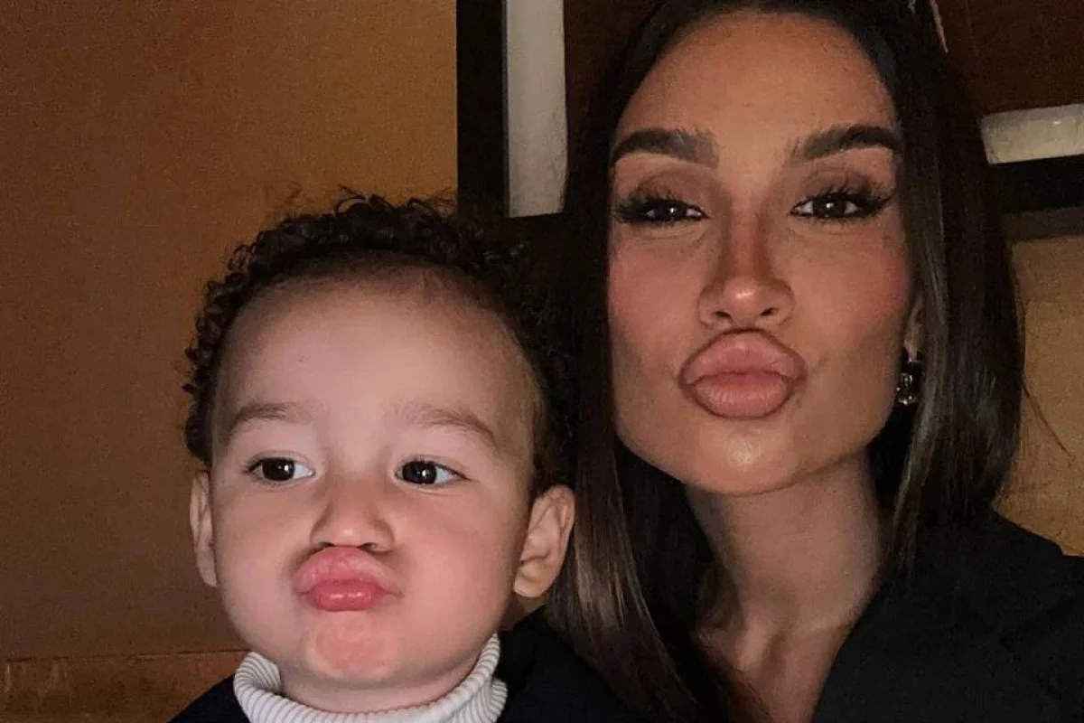 Bianca Andrade e o filho Chris Bianca Andrade e o filho Chris