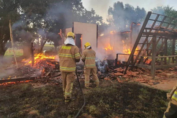 Incêndio destrói casa de cinco cômodos no Lago Oeste, no DF
