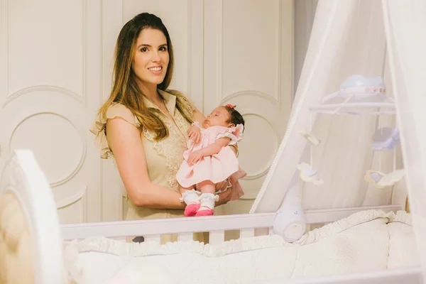 Blogger Denise Gebrim mostra detalhes do quarto da baby Maria Antônia