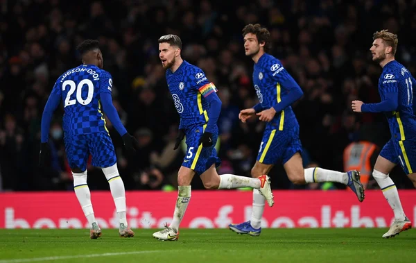 Jorginho marca e Chelsea busca empate com o Manchester United em casa