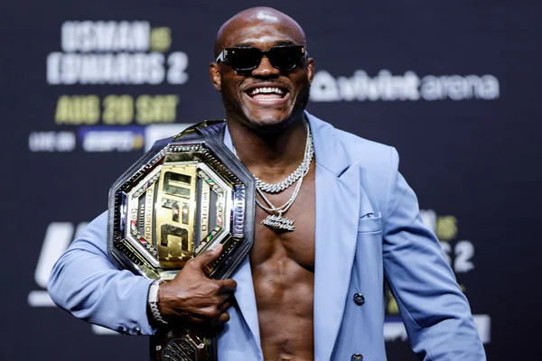 Lutador Kamaru Usman com o cinturão do UFC - Metrópoles
