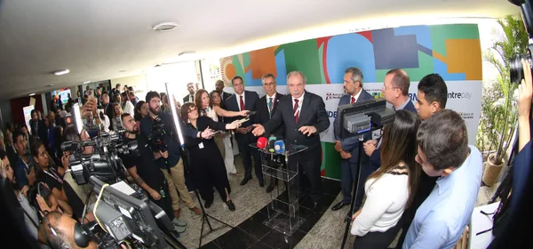 imagem colorida abertura do evento Alide/Banco do Nordeste, em Fortaleza - Metrópoles