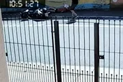 Filho de policial civil estava na garupa da motocicleta quando criminosos anunciaram assalto. Um suspeito foi morto e outro conseguiu fugir Filho de policial civil estava na garupa da motocicleta quando criminosos anunciaram assalto. Um suspeito foi morto e outro conseguiu fugir