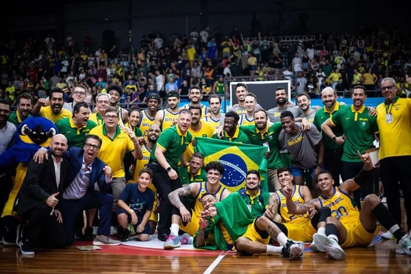 Brasil comemorando classificação para o Mundial de Basquete - Metrópoles