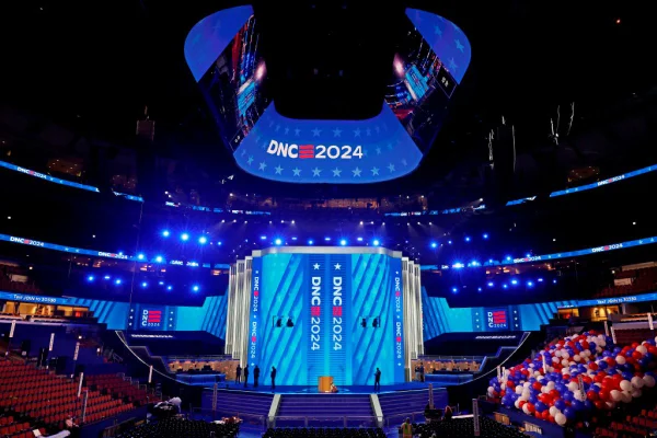 Imagem colorida de palco da Convenção Democrata - Metrópoles