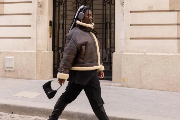 Na imagem com cor, foto de uma influencer com uma bolsa que acompanha um look de inverno - metrópoles
