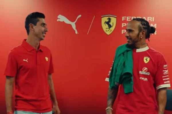 Foto colorida de Caio Bonfim e Lewis Hamilton - Metrópoles