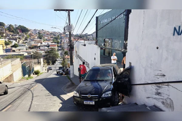 Motorista é arrastado pelo próprio carro após veículo voltar em morro de BH