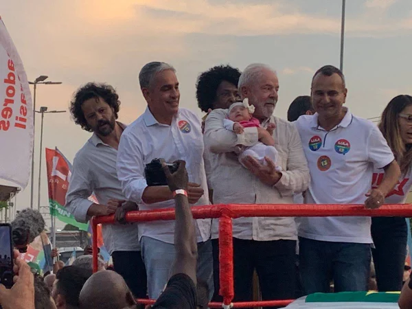 Mães organizam passeata com crianças em favor de Lula em São Paulo
