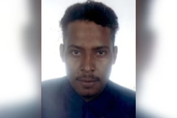 Homem mata esposa, atira nos filhos, foge em trator e é morto pela PM