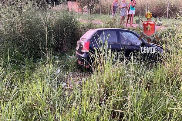 Foto colorida de carro modelo Palio fora da pista em volta de mato