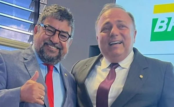 Deputado do PT, Washington Quaquá posa ao lado de General Pazuello. Ambos sorriem e é possível ver o logo da Petrobrás atrás - Metrópoles