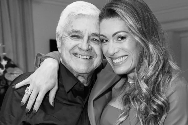 Elaine Mickely desabafa após morte do pai, seu Manoel: "Está doendo muito" - Metrópoles