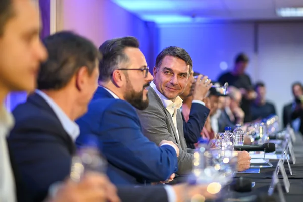 Republicanos oficializa apoio a Flávio Bolsonaro no 2º turno