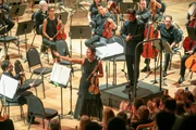 A violinista Lilian Raiol é aplaudida após o concerto da música de John Williams; A lista de Schindler