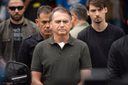 Bolsonaro na saída do hospital DF Star no domingo (14/9)