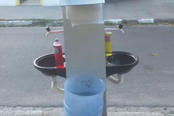 morador instala pias na rua