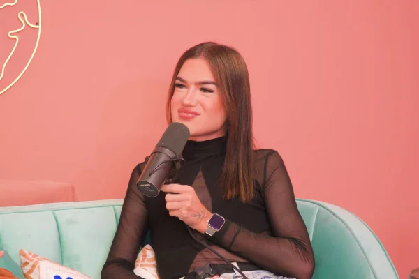 Influencer de 26 anos diz ter sofrido AVC 1 dia após vacina da Covid