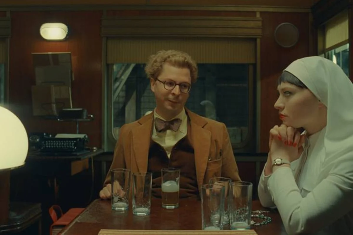 Michael Cera (Bjorn) e Mia Threapleton (Liesl) brilham em O Esquema Fenício Michael Cera (Bjorn) e Mia Threapleton (Liesl) brilham em O Esquema Fenício