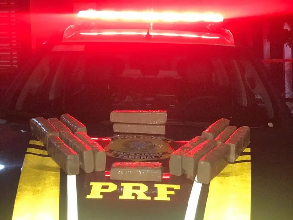 PRF apreende 10kg de maconha após motorista dirigir na contramão