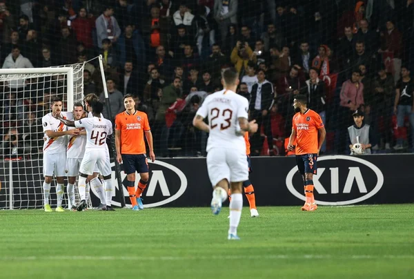 Roma faz 3 em time de Robinho e embola grupo na Liga Europa