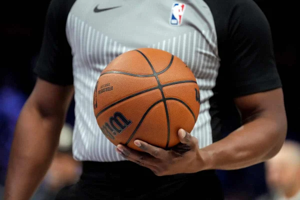 Imagem do árbitro da NBA segurando bola - Metrópoles