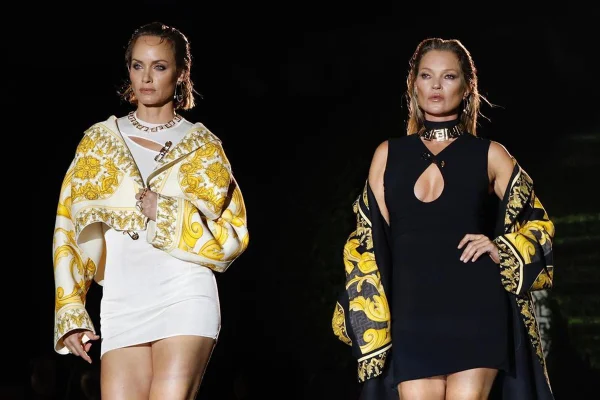 Amber Valletta e Kate Moss no desfile da Fendace, parceria da Fendi com a Versace