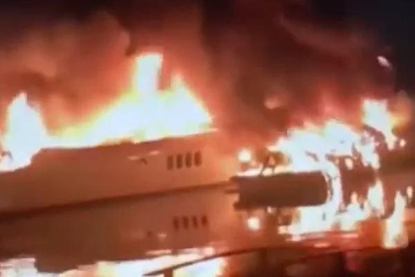 Incêndio destrói lanchas no litoral de Angra dos Reis. Veja vídeo