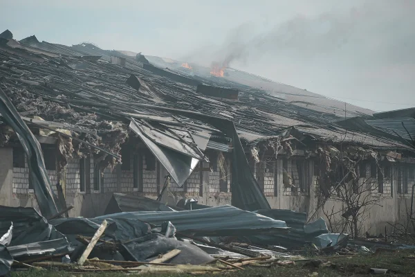 Ataque massivo de drones russos atinge fazenda no assentamento de Nova Vodolaha, em Hromada, na região de Kharkiv, Ucrânia