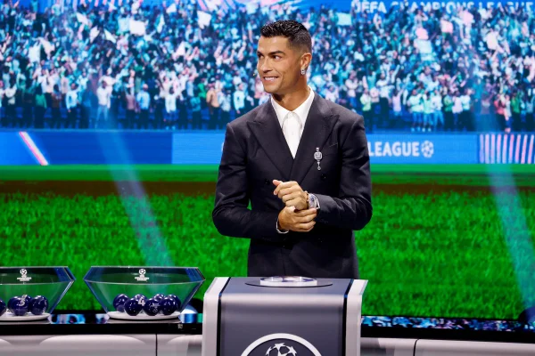 Foto colorida de Cristiano Ronaldo em sorteio da Champions - Metrópoles