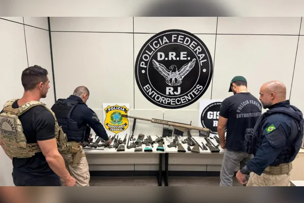 PF e PRF acham arsenal com fuzil .50 em caminhão interceptado na Via Dutra - destaque galeria