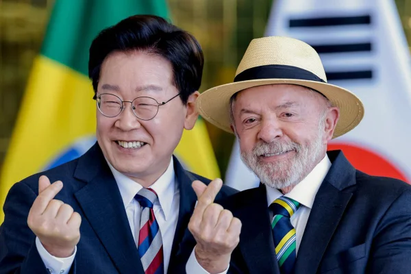Lula e o presidente da Coreia do Sul, Lee Jae-Myung, posam para foto com "coração coreano"