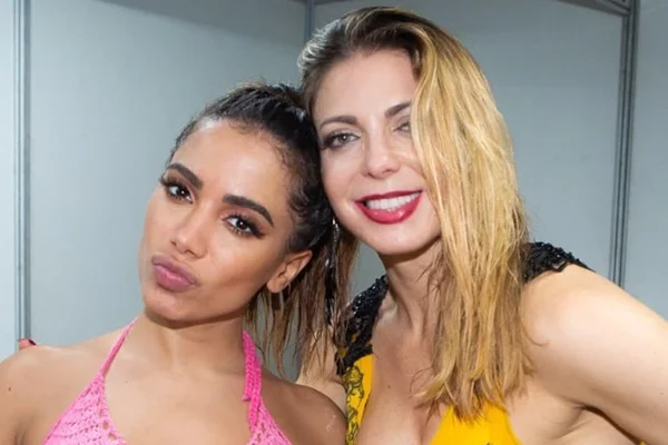 Ao som de axé, Sheila Mello invade show de Anitta e rebola até o chão