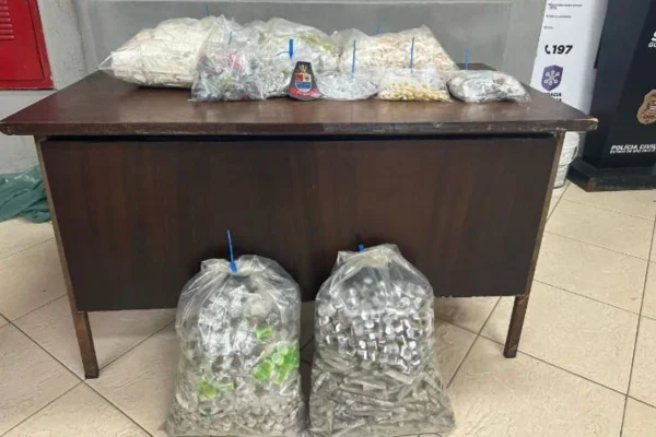 Imagem colorida mostra drogas apreendidas pela PM em "casa bomba" no Capão Redondo - Metrópoles