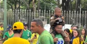 Criança com fuzil em ato do PL em BH Criança com fuzil em ato do PL em BH