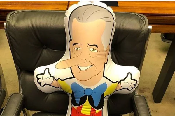 Rollinóquio, o deputado: boneco “ocupa” cadeira na Câmara federal
