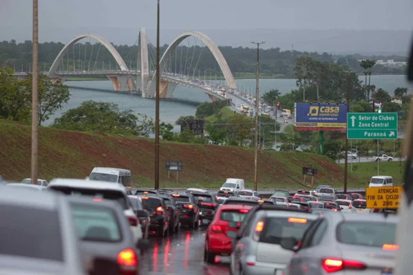 DF tem oito horas consecutivas de chuva e alerta para tempestade