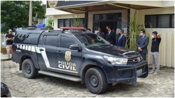 Foto colorida de uma viatura preta da Polícia Civil do Espírito Santo - Metrópoles